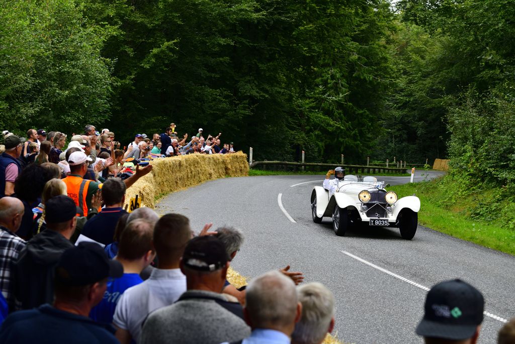 Med en tusindtallig tilskuerskare som baggrund viste Ernest Kristensen med sin SS 100 sportsvogn bilismens kulturhistorie frem på bedste måde
(Foto: Michael Eisenberg)